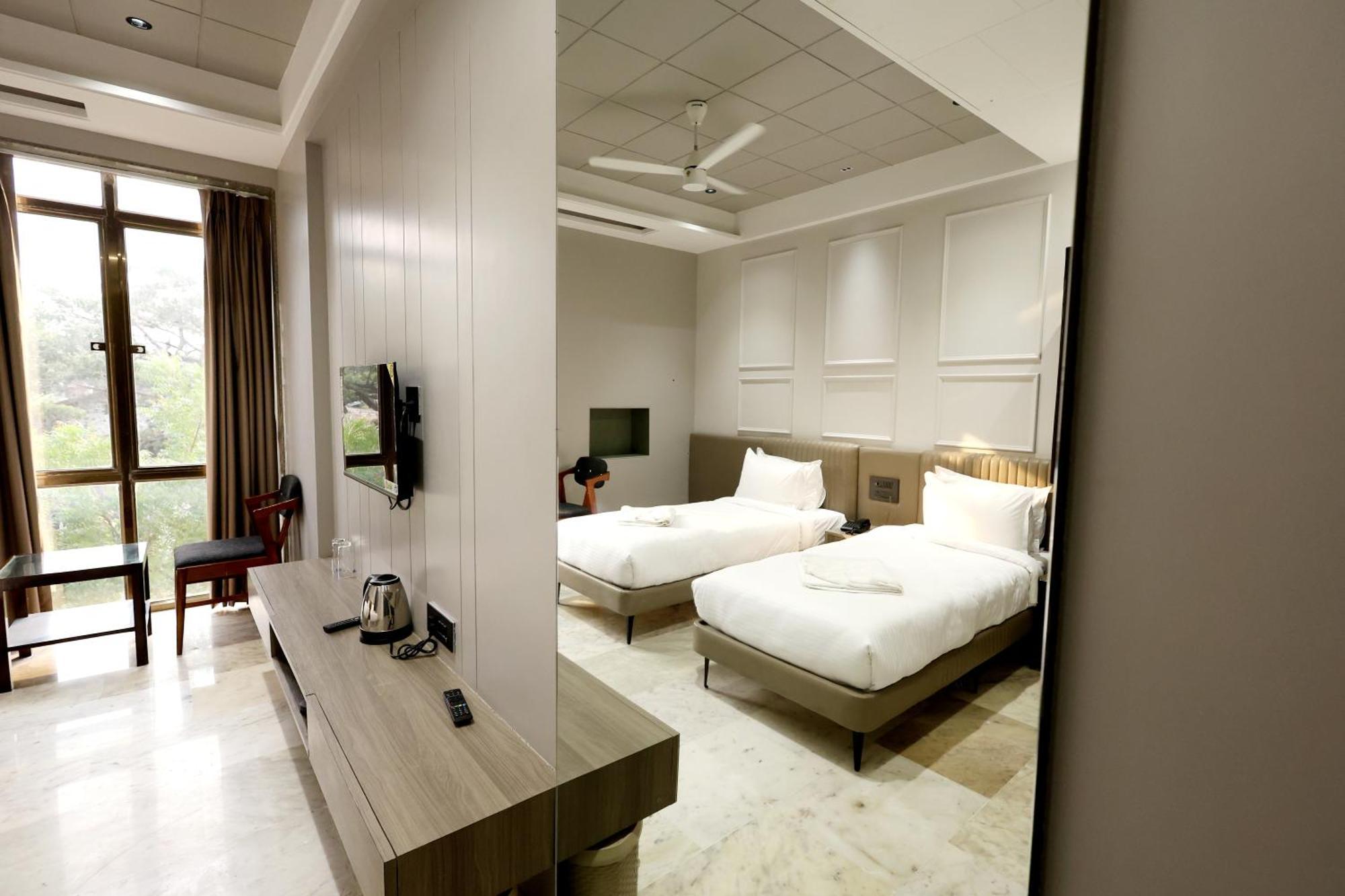 Hotel Statusinn, Ichalkaranji Esterno foto