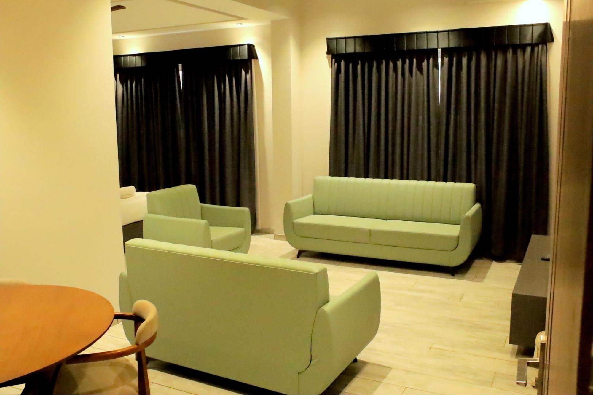 Hotel Statusinn, Ichalkaranji Esterno foto
